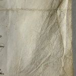 <a href='http://www.ra.ee/pargamendid/index.php/et/parchment/view?id=14149&_xr=eNpLtDK0qs60MrBOtDKBMIqtDM2slAoSi5IzclPzSvSLU0FMJaC4uZVSUWpacn5KKohnaGqlFOLjqGdkbKBnqJupZ2phDha2UiqE0oYg2sJKKScxL700MR2sy8hKKbVEybq2FgCETyMf' target='_blank'>Ürik TLA230.1-i.587</a>, 1428. a. </ br>
Korts.
Väikeste kurdude ja voltide muster pärgamendi pinnal. Voldid, kurrud , mille vahel on pärgamendi pind tasapinnaline
Kortsud on tekkinud väiksema tihedusega alade väljavenimisest.