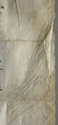 <a href='http://www.ra.ee/pargamendid/index.php/et/parchment/view?id=14149&_xr=eNpLtDK0qs60MrBOtDKBMIqtDM2slAoSi5IzclPzSvSLU0FMJaC4uZVSUWpacn5KKohnaGqlFOLjqGdkbKBnqJupZ2phDha2UiqE0oYg2sJKKScxL700MR2sy8hKKbVEybq2FgCETyMf' target='_blank'>Ürik TLA230.1-i.587</a>, 1428. a. </ br>
Korts.
Väikeste kurdude ja voltide muster pärgamendi pinnal. Voldid, kurrud , mille vahel on pärgamendi pind tasapinnaline
Kortsud on tekkinud väiksema tihedusega alade väljavenimisest.