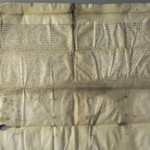 <a href='http://www.ra.ee/pargamendid/index.php/et/parchment/view?id=16881&_xr=eNpLtDK0qs60MrBOtDKBMIqtDM2slAoSi5IzclPzSvSLU0FMJaC4uZVSUWpacn5KKohnaGGlFOLjqGdkbKBnqOfkFG9kou%252FpCZaxUiqE0oYgGqgwJzEvvTQxHazRyEoptUTJurYWAO5YI%252FI%253D' target='_blank'>Ürik TLA.230.1.BB_24/ii</a>, 1381. a. </ br>
Paindes, püstine jäik volt
Jäigad ja silmatorkavalt püstised voldid esinevad pärgamendi kokkumurrete piirkondades.