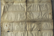 <a href='http://www.ra.ee/pargamendid/index.php/et/parchment/view?id=16881&_xr=eNpLtDK0qs60MrBOtDKBMIqtDM2slAoSi5IzclPzSvSLU0FMJaC4uZVSUWpacn5KKohnaGGlFOLjqGdkbKBnqOfkFG9kou%252FpCZaxUiqE0oYgGqgwJzEvvTQxHazRyEoptUTJurYWAO5YI%252FI%253D' target='_blank'>Ürik TLA.230.1.BB_24/ii</a>, 1381. a. </ br>
Paindes, püstine jäik volt
Jäigad ja silmatorkavalt püstised voldid esinevad pärgamendi kokkumurrete piirkondades.