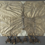 <a href='http://www.ra.ee/pargamendid/index.php/et/parchment/view?id=14716&_xr=eNoti0kOQEAQRe9SB2iKNuRbWThIhTIk5mEl7k5j9d5%252FyRcwzg5%252BJrCfbOAYNMtatoOOu7epU3p6Alq1LqdK3eIQVOS5SSNrAhOyfSNo%252BcmOKaiXsTmkeT8BSHfKrusGNzcibg%253D%253D' target='_blank'>Ürik EAA.854.2.314</a>, 1746. a. </ br>
Kokkutõmbumine.
Pärgamendi mahulise kahanemise ja kokkutõmbumise tulemusena on tekkinud materjali sise- ja äärekaod.