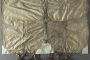 <a href='http://www.ra.ee/pargamendid/index.php/et/parchment/view?id=14716&_xr=eNoti0kOQEAQRe9SB2iKNuRbWThIhTIk5mEl7k5j9d5%252FyRcwzg5%252BJrCfbOAYNMtatoOOu7epU3p6Alq1LqdK3eIQVOS5SSNrAhOyfSNo%252BcmOKaiXsTmkeT8BSHfKrusGNzcibg%253D%253D' target='_blank'>Ürik EAA.854.2.314</a>, 1746. a. </ br>
Kokkutõmbumine.
Pärgamendi mahulise kahanemise ja kokkutõmbumise tulemusena on tekkinud materjali sise- ja äärekaod.