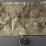 <a href='http://www.ra.ee/pargamendid/index.php/et/parchment/view?id=15136&_xr=eNoti0kOQFAQRO%252FSB%252Fi04FNWFg7SoQ2JeViJu%252FOxeq9eUgLG2cHPBOEnGzgGzbKW7aDj7m3qlJ5uQavW5VSpW8ygIs9NGlnDxr4JtPxkxwTUy9gc0ryPAKQ7Zdd1A%252FrvIg4%253D' target='_blank'>Ürik EAA.957.1</a>,1553. a. </ br>
Kokkutõmbumine.
Õhukese pärgamendi mahuline kahanemine pärgamendi degradeerumise tulemusena.
Pärgamendi mahulise kahanemise ja kokkutõmbumise tulemusena on tekkinud materjali sisekaod.