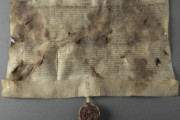 <a href='http://www.ra.ee/pargamendid/index.php/et/parchment/view?id=15136&_xr=eNoti0kOQFAQRO%252FSB%252Fi04FNWFg7SoQ2JeViJu%252FOxeq9eUgLG2cHPBOEnGzgGzbKW7aDj7m3qlJ5uQavW5VSpW8ygIs9NGlnDxr4JtPxkxwTUy9gc0ryPAKQ7Zdd1A%252FrvIg4%253D' target='_blank'>Ürik EAA.957.1</a>,1553. a. </ br>
Kokkutõmbumine.
Õhukese pärgamendi mahuline kahanemine pärgamendi degradeerumise tulemusena.
Pärgamendi mahulise kahanemise ja kokkutõmbumise tulemusena on tekkinud materjali sisekaod.