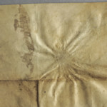 <a href='http://www.ra.ee/pargamendid/index.php/et/parchment/view?id=15967&_xr=eNpLtDK0qs60MrBOtDKBMIqtDM2slAoSi5IzclPzSvSLU0FMJaC4uZVSUWpacn5KKohnCOSG%252BDjqGRkb6BnqOTnFm5voZ4IlrJQKobQhiLawUspJzEsvTUwH6zOyUkotUbKurQUA0KQjzQ%253D%253D' target='_blank'>Ürik TLA.230.1.BB_74/i</a>, 1568. a. </ br>
Kokkutõmbumine.
Pärgamendi lokaalse degradeerumisega kaasnev materjali kokkutõmbumine ja sellega kaasnev deformatsioon.
