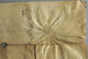 <a href='http://www.ra.ee/pargamendid/index.php/et/parchment/view?id=15967&_xr=eNpLtDK0qs60MrBOtDKBMIqtDM2slAoSi5IzclPzSvSLU0FMJaC4uZVSUWpacn5KKohnCOSG%252BDjqGRkb6BnqOTnFm5voZ4IlrJQKobQhiLawUspJzEsvTUwH6zOyUkotUbKurQUA0KQjzQ%253D%253D' target='_blank'>Ürik TLA.230.1.BB_74/i</a>, 1568. a. </ br>
Kokkutõmbumine.
Pärgamendi lokaalse degradeerumisega kaasnev materjali kokkutõmbumine ja sellega kaasnev deformatsioon.