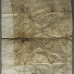 <a href='http://www.ra.ee/pargamendid/index.php/et/parchment/view?id=16637&_xr=eNpLtDK0qs60MrBOtDKBMIqtDM2slAoSi5IzclPzSvSLU0FMJaC4uZVSUWpacn5KKohnaGqlFOLjqGdkbKBnqJupZ25hCBa2UiqE0mC%252BhZVSTmJeemliOliXkZVSaomSdW0tAIOfIxs%253D' target='_blank'>Ürik TLA.230.1-i.781</a>, 1471. a. </ br>
Kokkutõmbumine.
Mitmete kahjustuste koosmõjuna on pärgament tugevalt degradeerunud ja sellest tulenevalt on ürik lokaalse kokkutõmbumise tulemusena üle kogu pinna tugevalt deformeerunud.
