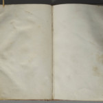 <a href='http://www.ra.ee/pargamendid/index.php/et/parchment/view?id=15047&_xr=eNoti0kOQFAQRO%252FSB%252Fi0iKGs7C1doEMbErNvJe7Ox%252Bq9ekkJGGcPPxOEn%252BzgCLTIVnWjTtbb1Sk9PQZt2lRzrW5xACqL3HDqGzZh9DbQ%252BpMdE9AgU3tI%252B16eh1rKrusGHTQiUQ%253D%253D' target='_blank'>Ürik TLA.190.1.46</a>, 15-16.saj. </ br>
Kokkutõmbumine.
Pärgamendi mahuline kahanemine lehe servades.
Köidetud pärgamendi tekstita leht on deformeerunud, mille on põhjustanud pärgamendi kokkutõmbumine jäsemete naha külge kinnitumise alades.