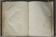 <a href='http://www.ra.ee/pargamendid/index.php/et/parchment/view?id=15047&_xr=eNoti0kOQFAQRO%252FSB%252Fi0iKGs7C1doEMbErNvJe7Ox%252Bq9ekkJGGcPPxOEn%252BzgCLTIVnWjTtbb1Sk9PQZt2lRzrW5xACqL3HDqGzZh9DbQ%252BpMdE9AgU3tI%252B16eh1rKrusGHTQiUQ%253D%253D' target='_blank'>Ürik TLA.190.1.46</a>, 15-16.saj. </ br>
Kokkutõmbumine.
Pärgamendi mahuline kahanemine lehe servades.
Köidetud pärgamendi tekstita leht on deformeerunud, mille on põhjustanud pärgamendi kokkutõmbumine jäsemete naha külge kinnitumise alades.