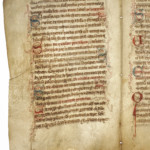 <a href='http://www.ra.ee/pargamendid/index.php/et/parchment/view?id=15437&_xr=eNpLtDK0qs60MrBOtDKBMIqtDM2slAoSi5IzclPzSvSLU0FMJaC4uZVSUWpacn5KKohnaGylFOLjqGdkbKBnqJecawoWtFIqhNKGINrCSiknMS%252B9NDEdrMfISim1RMm6thYAThgi6A%253D%253D' target='_blank'>Ürik TLA.230.1.cm5</a>, 1257. a. </ br>
Kokkutõmbumine.
Õhukese pärgamendi mahuline kahanemine lehe servas. Dokumenteeritud läbivas valguses.