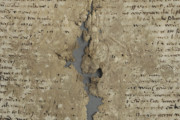 <a href='http://www.ra.ee/pargamendid/index.php/et/parchment/view?id=15967&_xr=eNpLtDK0qs60MrBOtDKBMIqtDM2slAoSi5IzclPzSvSLU0FMJaC4uZVSUWpacn5KKohnCOSG%252BDjqGRkb6BnqOTnFm5voZ4IlrJQKobQhiLawUspJzEsvTUwH6zOyUkotUbKurQUA0KQjzQ%253D%253D' target='_blank'>Ürik TLA.230.1.BB_74/i</a>, 1480. a. </ br>
Rabe, habras.
Pärgamendi füüsilise tugevuse vähenemise tulemusena on pärgament raskesti käsitletav
Materjali irdumine ja sisemine kadu on muutnud pärgamendi hapraks.