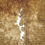 <a href='http://www.ra.ee/pargamendid/index.php/et/parchment/view?id=15967&_xr=eNpLtDK0qs60MrBOtDKBMIqtDM2slAoSi5IzclPzSvSLU0FMJaC4uZVSUWpacn5KKohnCOSG%252BDjqGRkb6BnqOTnFm5voZ4IlrJQKobQhiLawUspJzEsvTUwH6zOyUkotUbKurQUA0KQjzQ%253D%253D' target='_blank' rel="noopener noreferrer">Ürik TLA.230.1.BB_74/i</a>, 1480. a. </ br>
Sisekadu.
Hapraks muutunud pärgamendi tükkidena laiali pudenemine. Pärgamendi sisemisest alast puuduvad materjali tükid. Dokumenteeritud läbivas valguses.