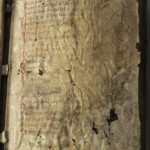 <a href='http://www.ra.ee/pargamendid/index.php/et/parchment/view?id=14994&_xr=eNoti0kOQFAQRO%252FSB%252Fg0gpSVvaULdL42JOZhJe7Ox%252Bq9ekkJGGcHPxNEn2zgGDTLattBx93b1Ck9PQGtWtupUrc4BJVFboLQN2zsEL0RtPxkxxTUy9gc0ryfAKQ7Zdd1A03rIuc%253D' target='_blank'>Ürik TLA.230.1.cm4</a>, 13. saj. </br>
Rabe, habras.
Keskaegse ahelköite esilehe bioloogilised kahjustused on selle muutnud hapraks.
Pärgamendi füüsilise tugevuse vähenemise tulemusena on pärgament raskesti käsitletav.