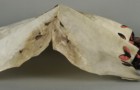 <a href='http://www.ra.ee/pargamendid/index.php/et/parchment/view?id=15925&_xr=eNoti0sOQEAQBe%252FSBxhaxifPygEcokP7JP7GStydwarqVfIEjLNHmAvsJzs4AS2yVd2okwt29UpPT0GbNtVcq1%252FMoKI0HFoTG7ZvAq0%252F2TMDDTK1h7TvIwKpo%252Fy6bvZYIfc%253D' target='_blank'>Ürik AM.104.5.14</a>, 18. saj.</br>
Jäik.
Materjal on kaotanud oma esialgse painduvuse.
Jäigaks muutunud pärgament on kaotanud oma painduvuse, on deformeerunud ning kaotanud oma esialgse kuju.