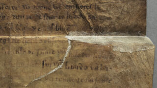 <a href='http://www.ra.ee/pargamendid/index.php/et/parchment/view?id=14272&_xr=eNotjM0OgjAQhN9lH6B0AX8ynDTx0MSj8WoarNhEi9DlZHh3s%252BBpvpnJjAfjG2Ebj80KGbwFffzYPt8hSZGDImnOoJiyRJkk9kmjCnQ5H5R2oDE82v4e1JV2KUxZWcPmeLpxXVydc8sNaPgrq%252B5BL5%252B6yXfrFBSEmnn%252BAUMbLZk%253D' target='_blank' rel="noopener noreferrer">Ürik TLA.230.1.BE_14/viii</a>, 1503. a. </ br>
Rebend, lõhe. Pärgamendi lõhestumine ilma materjali kaota.
Parandamiseks kasutatud uus pärgament on liimitud tugevalt rebenenud pärgamendi rebendile toeks.