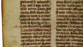 <a href='http://www.ra.ee/pargamendid/index.php/et/parchment/view?id=14994&_xr=eNoti0kOQFAQRO%252FSB%252Fg0gpSVvaULdL42JOZhJe7Ox%252Bq9ekkJGGcHPxNEn2zgGDTLattBx93b1Ck9PQGtWtupUrc4BJVFboLQN2zsEL0RtPxkxxTUy9gc0ryfAKQ7Zdd1A03rIuc%253D' target='_blank' rel="noopener noreferrer">Ürik TLA.230.1.cm4</a>, 13. saj. </br>
Tekstiparandused
Pärgamentlehte on eelnevalt kasutatud, vana tekst on maha lihvitud. Eelneva teksti jäljed on dokumenteeritud läbivas valguses.