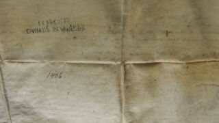 <a href='http://www.ra.ee/pargamendid/index.php/et/parchment/view?id=15044&_xr=eNpLtDK0qs60MrBOtDKBMIqtDM2slAoSi5IzclPzSvSLU0FMJaC4uZVSUWpacn5KKohnaGqlFOLjqGdkbKBnqJupZ2ZoDha2UiqE0oYg2sJKKScxL700MR2sy8hKKbVEybq2FgCDPCMZ' target='_blank' rel="noopener noreferrer">Ürik TLA.230.1-i.617</a>, 1436. a. </br>
Pindmine kiht.
Pindmise kihiga pärgamendi puhul on tegemist epidermise kihi täieliku või osalise olemasoluga.
Pärgamendi töötlemisel on pindmine kiht verso poolel jäänud osaliselt eemaldamata .