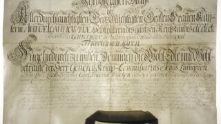 <a href='http://www.ra.ee/pargamendid/index.php/et/parchment/view?id=16681&_xr=eNoti8kNgDAMBHtxAQFHXFpeFEARFphD4ia8EL0DgdfOjLQCxtkjzAXRBzs4AS2yVd2okwt2fZGenoI2baq51teYQUVpmGNjjWWfQOu%252F3jPQIFN7SOsfFqSO8uu6AfXUIfQ%253D' target='_blank' rel="noopener noreferrer">Ürik AM.115.2.21</a>, 1733. a.</br>
Paksuse kõikumine.
Suureformaadilise pärgamentdokumendi ühtlane paksus on dokumenteeritud läbivas valguses.
