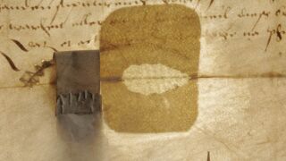 <a href='http://www.ra.ee/pargamendid/index.php/et/parchment/view?id=14245&_xr=eNpLtDK0qs60MrBOtDKBMIqtDM2slAoSi5IzclPzSvSLU0FMJaC4uZVSUWpacn5KqhJUVYiPo56RsYGeoa6np56RoRlY3EqpEEobgmgLK6WcxLz00sR0sDYjK6XUEiXr2loAoB4jPg%253D%253D' target='_blank' rel="noopener noreferrer">Ürik TLA.230.1-ii.216</a>, 1566. a. </ br>
Eelneva parandamise või konserveerimise tulemusena kahjustatud pärgament lähivaates läbivas valguses. Pärgament on parandamise kohas kaotanud painduvuse ja želatiinistunud.