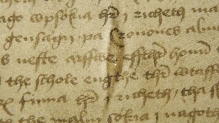 <a href='http://www.ra.ee/pargamendid/index.php/et/parchment/view?id=14832&_xr=eNpLtDK0qs60MrBOtDKBMIqtDM2slAoSi5IzclPzSvSLU0FMJaC4uZVSUWpacn5KKohnaGqlFOLjqGdkbKBnqJupZ2FqBBa2UiqE0oYg2sJKKScxL700MR2sy8hKKbVEybq2FgCDcSMa'>Ürik TLA.230.1-i.852.</a>1496. a. </br>
Armkude.
Üriku teksti alas nähtav armkude läbivas valguses. Tulenevalt armkoe erinevast pinna tekstuurist võib ka tindi adhesioon armkoel olla erinev võrreldes ülejäänud pärgamendi pinnaga.