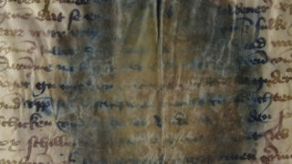 Klaasjas ala.
Lokaalselt tugevalt degradeerunud, klaasja alaga pärgament.