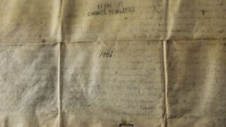 <a href='http://www.ra.ee/pargamendid/index.php/et/parchment/view?id=15044&_xr=eNpLtDK0qs60MrBOtDKBMIqtDM2slAoSi5IzclPzSvSLU0FMJaC4uZVSUWpacn5KKohnaGqlFOLjqGdkbKBnqJupZ2ZoDha2UiqE0oYg2sJKKScxL700MR2sy8hKKbVEybq2FgCDPCMZ'>Ürik TLA.230.1-i. 617</a> 1436 a. </br>
Karvanääpsuaugud.
Kui pärgamendi valmistamise viis on olnud selline, et osa pindmisest, karvanääpsuaukude ala paksusest (grain layer), on jäetud verso poolele alles, siis selles alas degradeerub pärgament kiiremini ja karvanääpsuaukude muster muutub degradeerunud pärgamendis hästi nähtavaks.