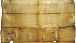 <a href='http://www.ra.ee/pargamendid/index.php/et/parchment/view?id=16881&_xr=eNpLtDK0qs60MrBOtDKBMIqtDM2slAoSi5IzclPzSvSLU0FMJaC4uZVSUWpacn5KKohnaGGlFOLjqGdkbKBnqOfkFG9kou%252FpCZaxUiqE0oYgGqgwJzEvvTQxHazRyEoptUTJurYWAO5YI%252FI%253D' target='_blank' rel="noopener noreferrer">Ürik TLA.230.1.BB_24/ii</a>, 1381. a. </ br>
Klaasjas ala.
Üle pinna klaasjate aladega, degradeerunud pärgament on dokumenteeritud läbivas valguses.
Klaasjad alad pärgamendi murdejoonte piirkonnas on muutnud pärgamendi läbipaistvamaks ülejäänud pärgamendist.