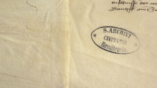 Värvuse või pinna välisilme muutus.
Pinna välisilmet iseloomustav üldine tunnus. Dokumenteerimisel kasutatakse mõisteid: ebaühtlane värvus, matt, poolmatt või läikiv pind.
Võrdlevalt on dokumenteeritud kahte erineva pinna välisilmega pärgamenti: paremal pool on sametise pinnaga painduv ja vasakul pool läikivama pinnaga jäigem pärgament.