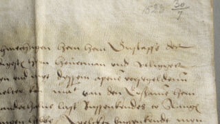 <a href='http://www.ra.ee/pargamendid/index.php/et/parchment/view?id=15526&_xr=eNpLtDK0qs60MrBOtDKBMIqtDM2slAoSi5IzclPzSvSLU0FMJaC4uZVSUWpacn5KKohnaGqlFOLjqGdkbKBnqJupZ2lmBha2UiqE0oYg2sJKKScxL700MR2sy8hKKbVEybq2FgCEgiMg' target='_blank' rel="noopener noreferrer">Ürik TLA.230.1-i.966</a>, 1523. a. </ br>
Klaasjas ala.
Muutunud välisilmega alad, mis on tekkinud pärgamendi lokaalse degradeerumise tulemusena
Üriku verso poolel olev degradeerunud pindmine kiht on põhjustanud kogu pärgamenti läbiva klaasja ala tekke.