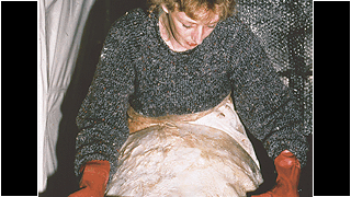Ill 3. Nahkade kraapimine käsitsi.</ br>
Ill 3. Scraping skins by hand.