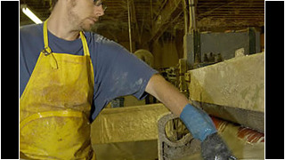 Ill. 3a. Nahkade kraapimine masinaga.</ br>
Ill. 3 years. Scraping skins by machine.