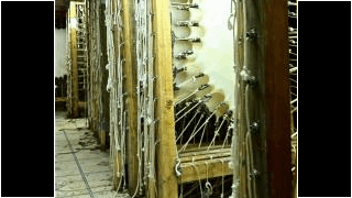 Ill. 6. Naha aeglane kuivamine ja pidev venitamine raamil on üks olulisemaid protseduure pärgamendi valmistamisel.</ br>
The slow drying and continuous stretching of the skin on the frame is one of the most important procedures in making parchment.