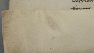 <a href='http://www.ra.ee/pargamendid/index.php/et/parchment/view?id=15236&_xr=eNoti0sOQEAQBe%252FSBxjTCPKsHMAhOrRP4m%252BsxN0ZrKpeJU%252FAOHvYXBB%252FsoMT0CJb1Y06uWBXr%252FT0FLRpU821%252BsUWVJSGbWwik7wFtP5kzww0yNQe0r6HEKSO8uu6Adg1IcU%253D' target='_blank' rel="noopener noreferrer">Ürik AM.104.3.6</a> 1594. a.</br>
Armkude.
Armistunud haavand verso poolel, mille pinna tekstuur (värvus, reljeef) erineb oluliselt pärgamendi pinnast kaldvalguses.