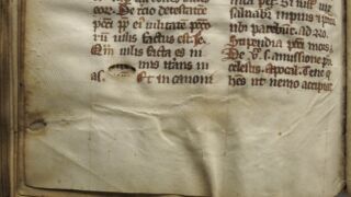 <a href='http://www.ra.ee/pargamendid/index.php/et/parchment/view?id=14994&_xr=eNoti0kOQFAQRO%252FSB%252Fg0gpSVvaULdL42JOZhJe7Ox%252Bq9ekkJGGcHPxNEn2zgGDTLattBx93b1Ck9PQGtWtupUrc4BJVFboLQN2zsEL0RtPxkxxTUy9gc0ryfAKQ7Zdd1A03rIuc%253D' target='_blank' rel="noopener noreferrer">Ürik TLA230.1.cm4. </a>, 13.saj.</br>
Armkude.
Armistunud haavand, mille pinna tekstuur (värvus, reljeef) erineb oluliselt pärgamendi pinnast
Kaldvalguses dokumenteeritud armkude. Pärgamentlehe erinevatel pooltel on armkude erineva välisilmega.