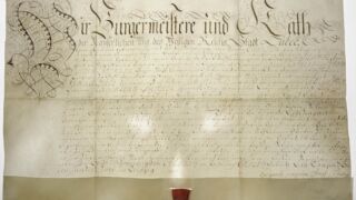 <a href='http://www.ra.ee/pargamendid/index.php/et/parchment/view?id=17343&_xr=eNoti0sOQEAQBe%252FSBxhafJ%252BVAzhEh%252FZJ%252FIeVuDuDVdWr5AkYZw8%252FF4SfWHAMWmSrulGn3bPqlJ6egDZtqrlWt5hBRWmYIxMYzt4EWn%252ByYwoaZGoPad9HANKd8uu6AfcOIfs%253D' target='_blank' rel="noopener">Ürik AM.115.2.19</a> 1732. a. </br>
Pärgamendilehe suurus.
Suurte pärgamendilehtede kahjustused on osaliselt määratletud ka sellega, millisest naha osast suuremõõduline pärgamendileht nahast välja lõigatakse.
Läbivas valguses dokumenteeritud suur ja ühtlase paksusega õhukene hästi säilunud pärgamendileht on väljalõigatud naha keskosast. </ br>
Large parchment lesions are also partially defined by the part of the skin where the large parchment is excised from the skin.
Documented in transmitted light, a large, thin, well-preserved parchment sheet of uniform thickness is cut from the center of the skin.