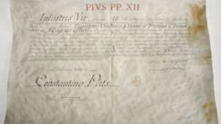 Pärgamendilehe suurus.
Suuremõõdulise pärgamendi servades esinevad sageli mitmed jäsemete alad, mis võivad oluliselt kiirendada pärgamendi degradeerumist.
Vasakul ja paremas servas on jäsemete alades pärgament rohkem degradeerunud ja sellest tulenevalt on pärgament tugevalt deformeerunud.</ br>
Multiple limb areas are often present at the edges of large-scale parchment, which can greatly accelerate parchment degradation.
On the left and right sides, in the limb areas, the parchment is more degraded, and as a result, the parchment is severely deformed.