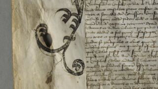 <a href='http://www.ra.ee/pargamendid/index.php/et/parchment/view?id=14149&_xr=eNpLtDK0qs60MrBOtDKBMIqtDM2slAoSi5IzclPzSvSLU0FMJaC4uZVSUWpacn5KKohnaGqlFOLjqGdkbKBnqJupZ2phDha2UiqE0oYg2sJKKScxL700MR2sy8hKKbVEybq2FgCETyMf' target='_blank' rel="noopener noreferrer">Ürik TLA230.1-i.587</a>, 1428. a. </br>
Pärgamendilehe suurus.
Suurte loomade nahkadest suuremõõduliste, õhukeseks lihvitud pärgamentide puhul on ürikud servades sageli väljaveninud ja kortsus. Kortsud on tekkinud väiksema tihedusega kõhuäärsete alade väljavenimisest.