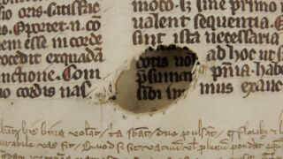 <a href='http://www.ra.ee/pargamendid/index.php/et/parchment/view?id=14994&_xr=eNoti0kOQFAQRO%252FSB%252Fg0gpSVvaULdL42JOZhJe7Ox%252Bq9ekkJGGcHPxNEn2zgGDTLattBx93b1Ck9PQGtWtupUrc4BJVFboLQN2zsEL0RtPxkxxTUy9gc0ryfAKQ7Zdd1A03rIuc%253D' target='_blank' rel="noopener">Ürik TLA.230.1.cm4</a>, 13. saj. </br>
Auk.
Augud võivad tekkida pärgamendi valmistamise kõigis etappides. Lahti rebenenud, algselt kinni nõelutud auk, pärgamendis.</ br>
Holes can occur at all stages of parchment making. Torn open, originally pinned hole, in parchment.