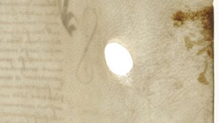 <a href='http://www.ra.ee/pargamendid/index.php/et/parchment/view?id=14797&_xr=eNpLtDK0qs60MrBOtDKBMIqtDM2slAoSi5IzclPzSvSLU0FMJaC4uZVSUWpacn5KKohnaGqlFOLjqGdkbKBnqJupZ2phBBa2UiqE0oYg2sJKKScxL700MR2sy8hKKbVEybq2FgCDbiMa' target='_blank' rel="noopener">Ürik TLA.230.1-i</a>, 1426.a.</br>
Auk.
Augud võivad tekkida pärgamendi valmistamise kõigis etappides. Parandamata auk õhukeses pärgamendis läbivas valguses.
</ br>
Holes can occur at all stages of parchment making. Unrepaired hole in thin parchment in light passing through.