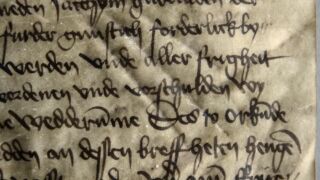 Ürik TLA.230.1.BB_40/vi.72</br>
Kraapimise jäljed.
Kõvera teraga kraabitsa jäljed (vaod, vöödid) tugevalt degradeerunud pärgamendi pinnal.
</ br>
Traces (grooves, streaks) of a scraper with a curved blade on the surface of heavily degraded parchment.