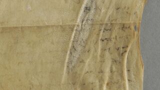 <a href='http://www.ra.ee/pargamendid/index.php/et/parchment/view?id=17380&_xr=eNoti7EOgkAQRP9le08WAsJQWZpY%252BgMbXPESPZBbKsO%252Fmzus5uXNjIDx9Sh6Qb1DBDegWZbh%252BdZgx6gJKXkG%252BRDN22p%252BCklVoNv1nOgEWvQxTHfN0zoXrqwKx4eL67o2a9Dnn5yyBb0kjKuM%252BVWC1Kjfth9cziwS' target='_blank' rel="noopener">Ürik TLA.230.1-i.998</a>, 1528. a. </br>
Kraapimise jäljed.
Kõvera teraga kraabitsa jäljed (vaod, vöödid) pärgamendi pinna.</ br>
Scratch marks.
Traces (grooves, streaks) of a scraper with a curved blade on the surface of the parchment.
