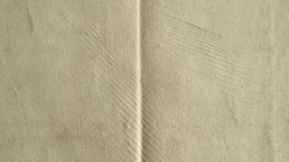 <a href='http://www.ra.ee/pargamendid/index.php/et/parchment/view?id=16346&_xr=eNpLtDK0qs60MrBOtDKBMIqtDM2slAoSi5IzclPzSvSLU0FMJaC4uZVSUWpacn5KKohnCOSG%252BDjqGRkb6BnqObnEG%252Bp7hoElrJQKobQhiLawUspJzEsvTUwH6zOyUkotUbKurQUA0FIjyw%253D%253D' target='_blank' rel="noopener">Ürik TLA.230.1.BD_1/iv</a>, 1486. a. </br>
Sakilise tera jäljed.
Sakilise servaga kraabitsale iseloomulikud töötlemisjäljed pinnal.
Töötlemisel on saavutatud üle pinna ühtlane pärgamendi paksus 1,7-0,2mm.</ br>
Traces of a serrated blade.
Processing marks on the surface characteristic of a scraper with a jagged edge.
During processing, a uniform parchment thickness of 1.7-0.2mm has been achieved over the surface.