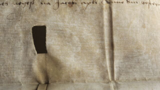 <a href='http://www.ra.ee/pargamendid/index.php/et/parchment/view?id=15526&_xr=eNpLtDK0qs60MrBOtDKBMIqtDM2slAoSi5IzclPzSvSLU0FMJaC4uZVSUWpacn5KKohnaGqlFOLjqGdkbKBnqJupZ2lmBha2UiqE0oYg2sJKKScxL700MR2sy8hKKbVEybq2FgCEgiMg' target='_blank' rel="noopener noreferrer">Ürik TLA.230.1-i.966</a>, 1523. a. </ br>
Kriidiga viimistletud pind.
Lihvitud pind on kriidipuruga muudetud siledamaks ja heledamaks
Läbi kriidiga lihvitud ja heledamaks muudetud pinna on nähtav pärgamendi tugev degradeerumine.