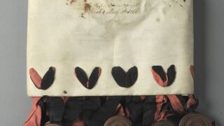 <a href='http://www.ra.ee/pargamendid/index.php/et/parchment/view?id=15925&_xr=eNoti0sOQEAQBe%252FSBxhaxifPygEcokP7JP7GStydwarqVfIEjLNHmAvsJzs4AS2yVd2okwt29UpPT0GbNtVcq1%252FMoKI0HFoTG7ZvAq0%252F2TMDDTK1h7TvIwKpo%252Fy6bvZYIfc%253D' target='_blank' rel="noopener">Ürik AM.104.5.14</a>, 18. saj.</br>
Köitmata pärgament.
Dokumente hoiti ja käsitseti enamikel juhtudel kokkuvolditutena.
Kokkuvolditud dokumentide välispinnad ja nurgad olid kõige enam määrdunud ja kahjustunud. </ br>
Unbound parchment.
Documents were kept and handled folded in most cases.
The outer surfaces and corners of the folded documents were the most soiled and damaged.