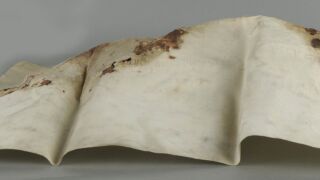 <a href='http://www.ra.ee/pargamendid/index.php/et/parchment/view?id=15925&_xr=eNoti0sOQEAQBe%252FSBxhaxifPygEcokP7JP7GStydwarqVfIEjLNHmAvsJzs4AS2yVd2okwt29UpPT0GbNtVcq1%252FMoKI0HFoTG7ZvAq0%252F2TMDDTK1h7TvIwKpo%252Fy6bvZYIfc%253D' target='_blank' rel="noopener">Ürik AM.104.5.14</a>, 18. saj.</br>
Köitmata pärgament.
Pärgamendil on selgelt eristatavad murdejooned ja kokkuvoltimisele iseloomulik pärgamentlehe deformatsioon. Jäigaks muutunud pärgament on deformeerunud ja kaotanud oma esialgse kuju. Selle tulemusena ei ole pärgamendileht lahtivoltimisel enam tasapinnaline.</ br>
Unbound parchment.
The parchment has clearly distinguishable fold lines and the characteristic deformation of the parchment sheet when folded. The stiffened parchment has deformed and lost its original shape. As a result, the sheet of parchment is no longer flat when unfolded.