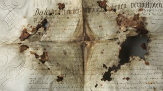 <a href='http://www.ra.ee/pargamendid/index.php/et/parchment/view?id=15925&_xr=eNoti0sOQEAQBe%252FSBxhaxifPygEcokP7JP7GStydwarqVfIEjLNHmAvsJzs4AS2yVd2okwt29UpPT0GbNtVcq1%252FMoKI0HFoTG7ZvAq0%252F2TMDDTK1h7TvIwKpo%252Fy6bvZYIfc%253D' target='_blank' rel="noopener">Ürik AM.104.5.14</a>, 18. saj.</br>
Köitmata pärgament.
Sirutatud jäiga pärgamentdokumendi kahjustumine.
Kokkuvolditud dokumentide välispinnad olid kõige enam määrdunud ja kahjustunud võrreldes ülejäänud pärgamendiga.
</ br>
Unbound parchment.
Damage to a stretched stiff parchment document.
The outer surfaces of the folded documents were the most soiled and damaged compared to the rest of the parchment.