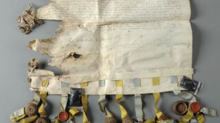 AM.115.1.166</br>
Köitmata pärgament.
Kahjustused, mis on põhjustatud pärgamendi lehe(lehtede) vormistamisest dokumendiks ja kokkuvoltimisest.
Sirutatud jäiga pärgamentdokumendi kahjustumine piki kokkuvolditud dokumendi servi ja murdekohti.