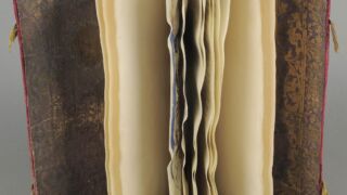 <a href='http://www.ra.ee/pargamendid/index.php/et/parchment/view?id=14731&_xr=eNoti0sOQEAQBe%252FSBxha%252FPKsHMAhOrRP4jvDStydwarqVfIEjHNAWAjiTxw4Ba1i637SeQ%252BceqWnZyCrbb006hdHoLIyzIlhw3n0NtD2kz1z0Chzd0j3Xp6H7lRc1w0VRCIs'>Ürik AM.115.1.182</a>, 1721.a.</br>
Köidetud pärgament.
Pärgamentlehtede deformatsioon köites. </ br>
Bound parchment.
Deformation in binding with parchment leaves.