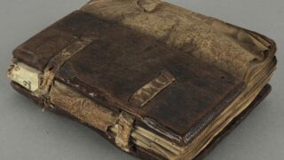 <a href='http://www.ra.ee/pargamendid/index.php/et/parchment/view?id=14076&_xr=eNoti0kOQFAQRO%252FSB%252Fj0J0hZ2Vu6QIc2JOZhJe7Ox%252Bq9ekkJGGcHPxWEn2zgCDTLWraDjru3qVN6egxatS6nSt3iAFTkmbGBb9hkYt8IWn6yYwLqZWwOad6PBelO6XXdRSsitw%253D%253D'>Ürik TLA.230.1.Aa2</a>, 1333-1374. a. </br>
Köidetud pärgament.
Kaantega kaitsmata pärgamentlehed on oluliselt rohkem kahjustunud ülejäänud lehtedest sisuplokis.
</ br>
The parchment leaves not protected by covers are significantly more damaged than the rest of the leaves in the content block.