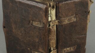 <a href='http://www.ra.ee/pargamendid/index.php/et/parchment/view?id=14076&_xr=eNoti0kOQFAQRO%252FSB%252Fj0J0hZ2Vu6QIc2JOZhJe7Ox%252Bq9ekkJGGcHPxWEn2zgCDTLWraDjru3qVN6egxatS6nSt3iAFTkmbGBb9hkYt8IWn6yYwLqZWwOad6PBelO6XXdRSsitw%253D%253D'>Ürik TLA.230.1.Aa2</a>, 1333-1374. a. </br>
Köidetud pärgament.
Rohkem kahjustusid nende lehtede välisservad, mis puutusid kokku väliskeskkonnaga ja mis kahjustusid köite käsitlemisel.
Dokumenteeritud on pärgamendile iseloomulik kahjustumine katkises köites. </ br>
More damage to the outer edges of those pages that were exposed to the outside environment and that were damaged when the binding was handled.
A characteristic damage to parchment in a broken volume is documented.